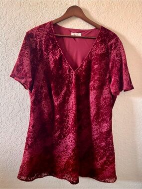 Elvi Velvet Burnout V-Neck Top in Deep Berry size L